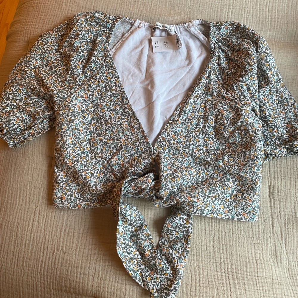Abercrombie crop top shirt with tie